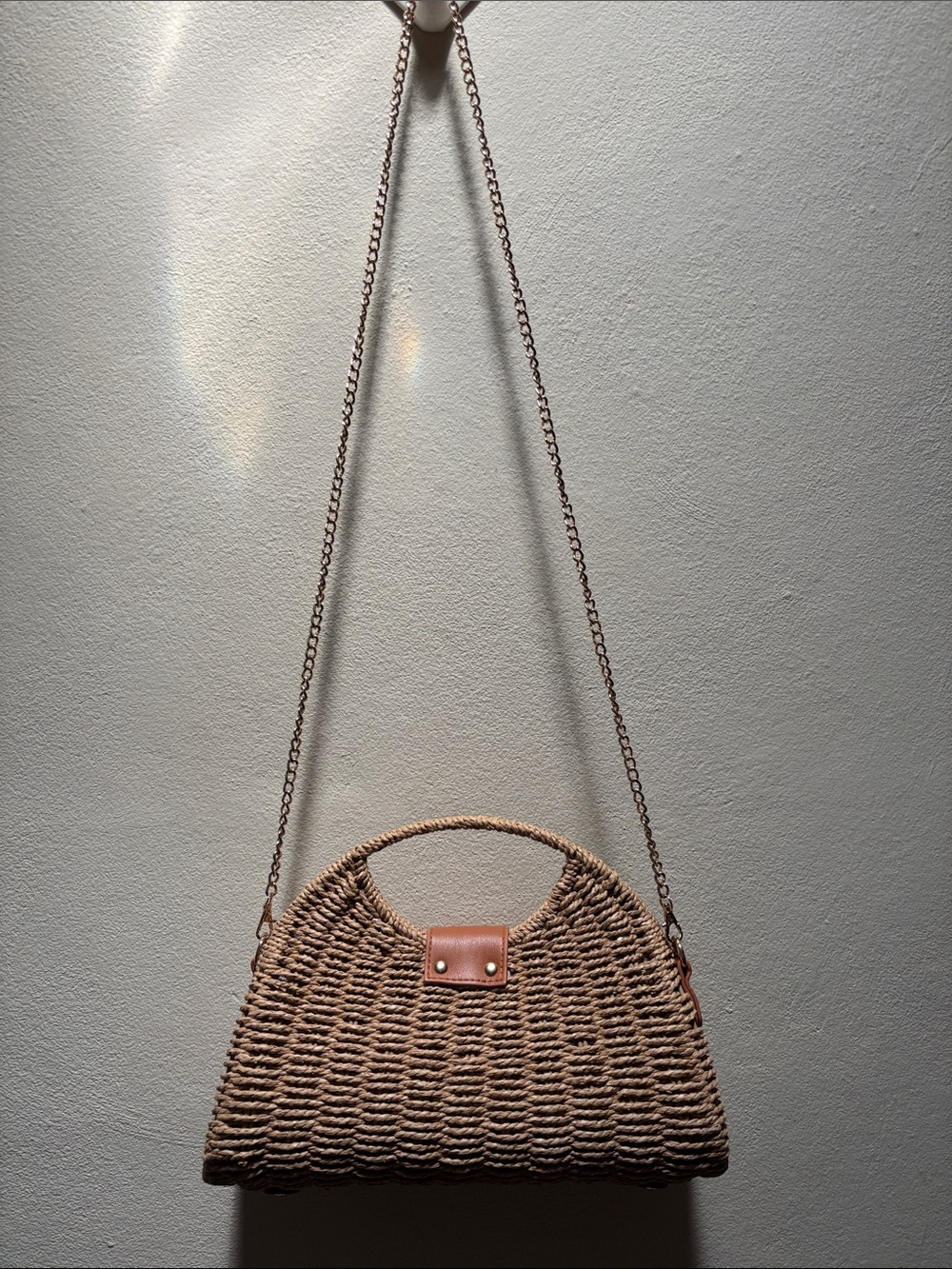 Tommy Bahama Woven Straw Crossbody Bag with Gold Chain - Picture 4 of 11